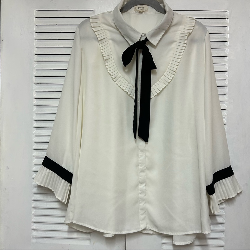 Elegant White Blouse with Black Accents Size 3XL